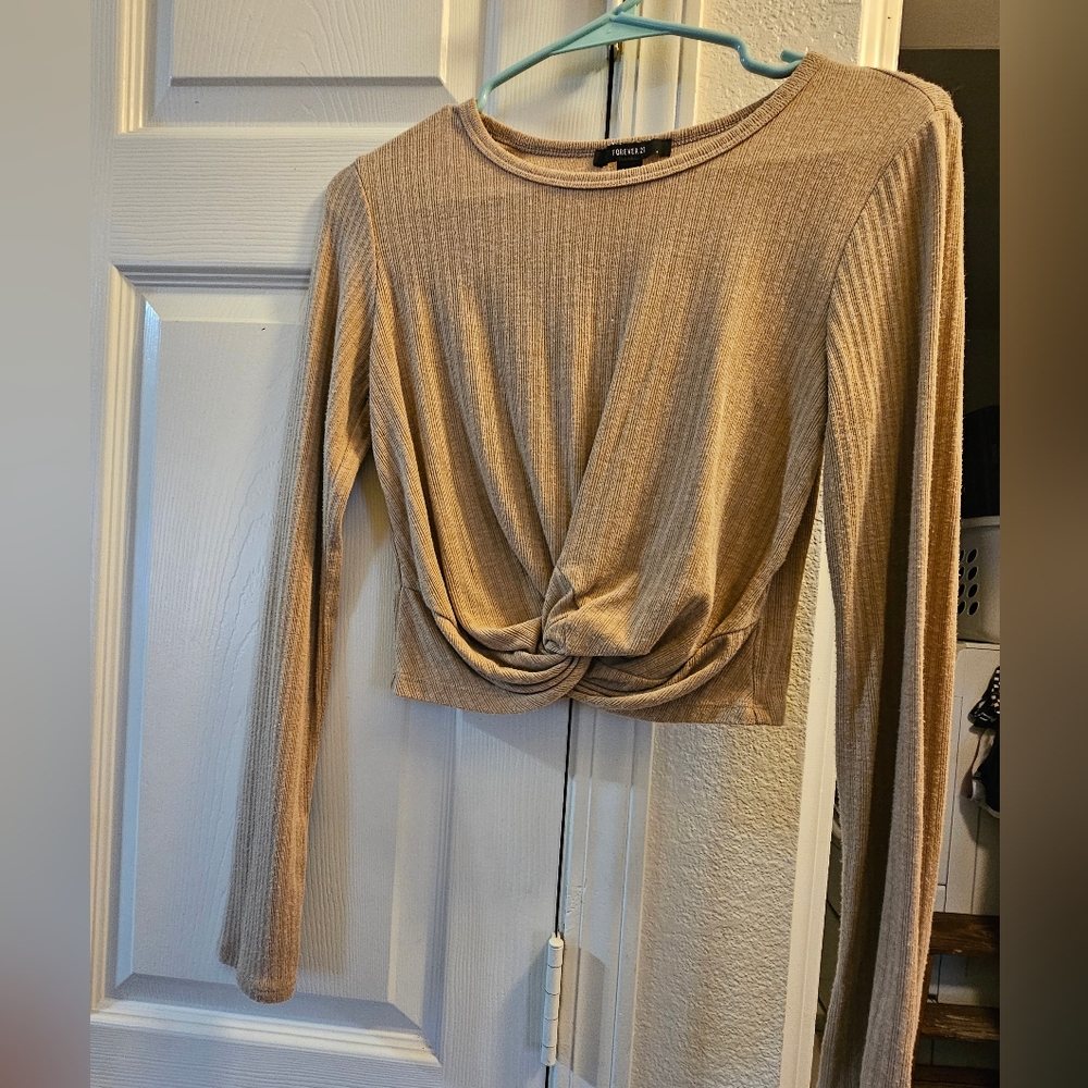 Crop long sleeve with twist in the front